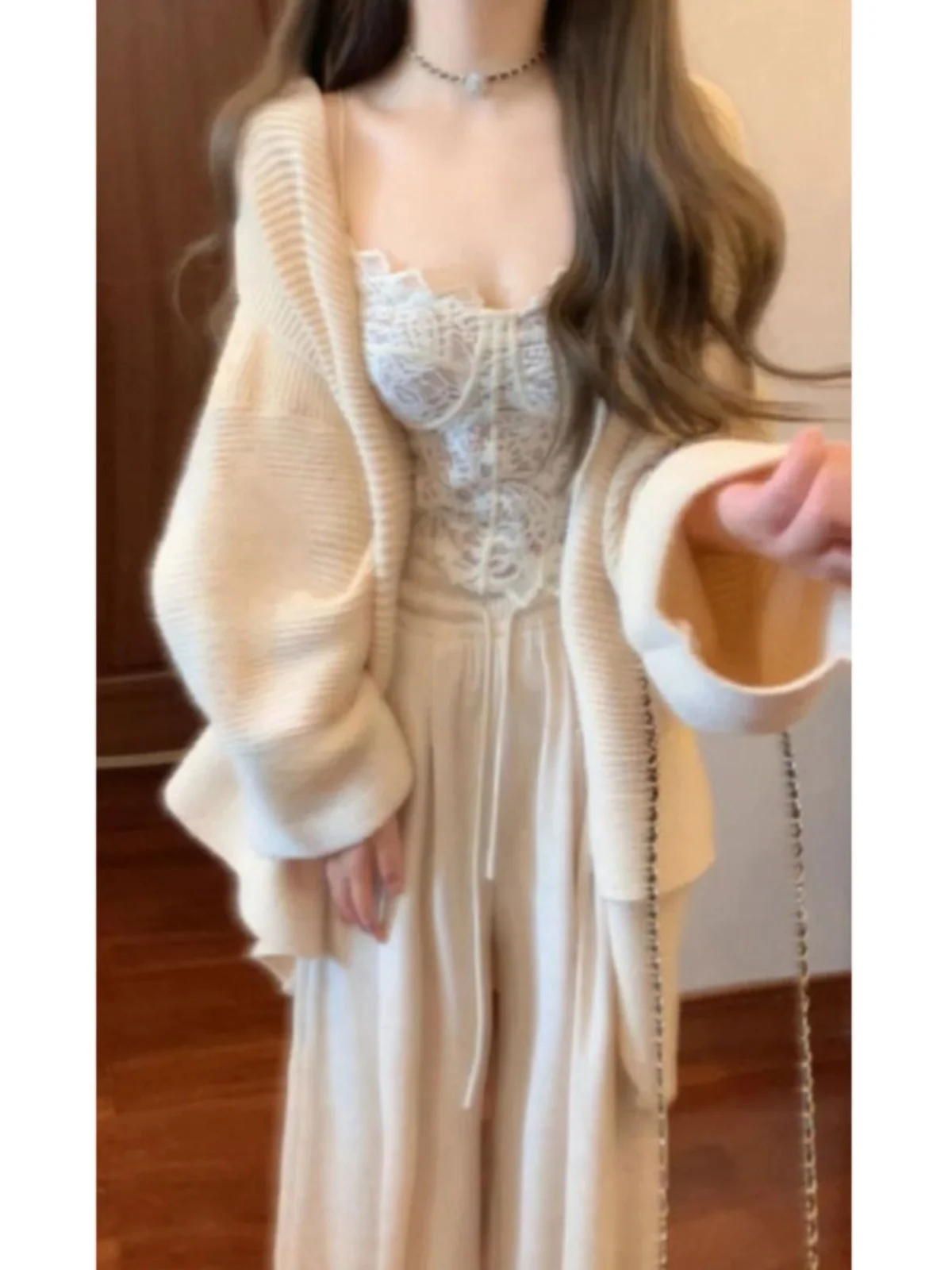 

Летний элегантный комплект: свитер, кардиган, брюки с широкими штанинами на кружевных бретелях, три предмета в корейском стиле для создания непринужденной атмосферы