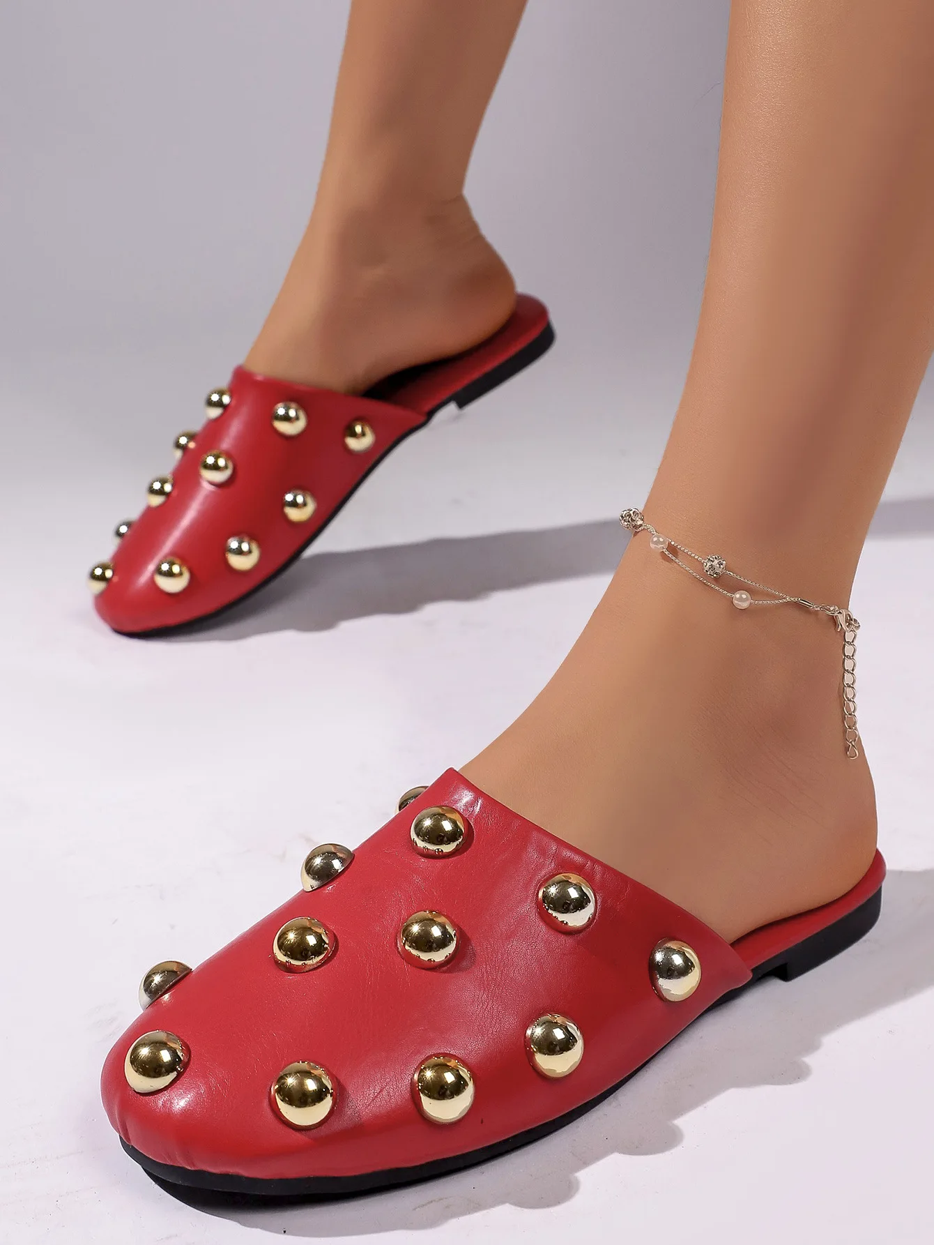 Bequeme Slip-On-Sandalen mit Metallnieten, lässige, abgedeckte Zehenpartie, weiche Gummisohle, flache Schuhe für den Alltag – Detail 12