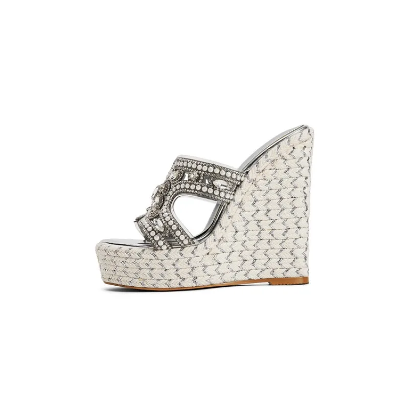 

Новые серебряные сандалии ручной работы с жемчугом и стразами, модные уличные римские тапочки на на наклонном каблуке из пеньковой веревки 14 см с открытым носком