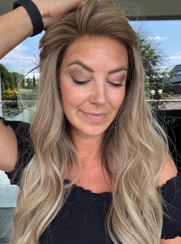 Wig Pirang Abu Bergelombang Panjang 22 Inci Wig Sintetis Lembut Wig Alami Wig Pirang Abu Wig Kualitas Tinggi Wig Bergelombang Wig Cosplay Wig Harian