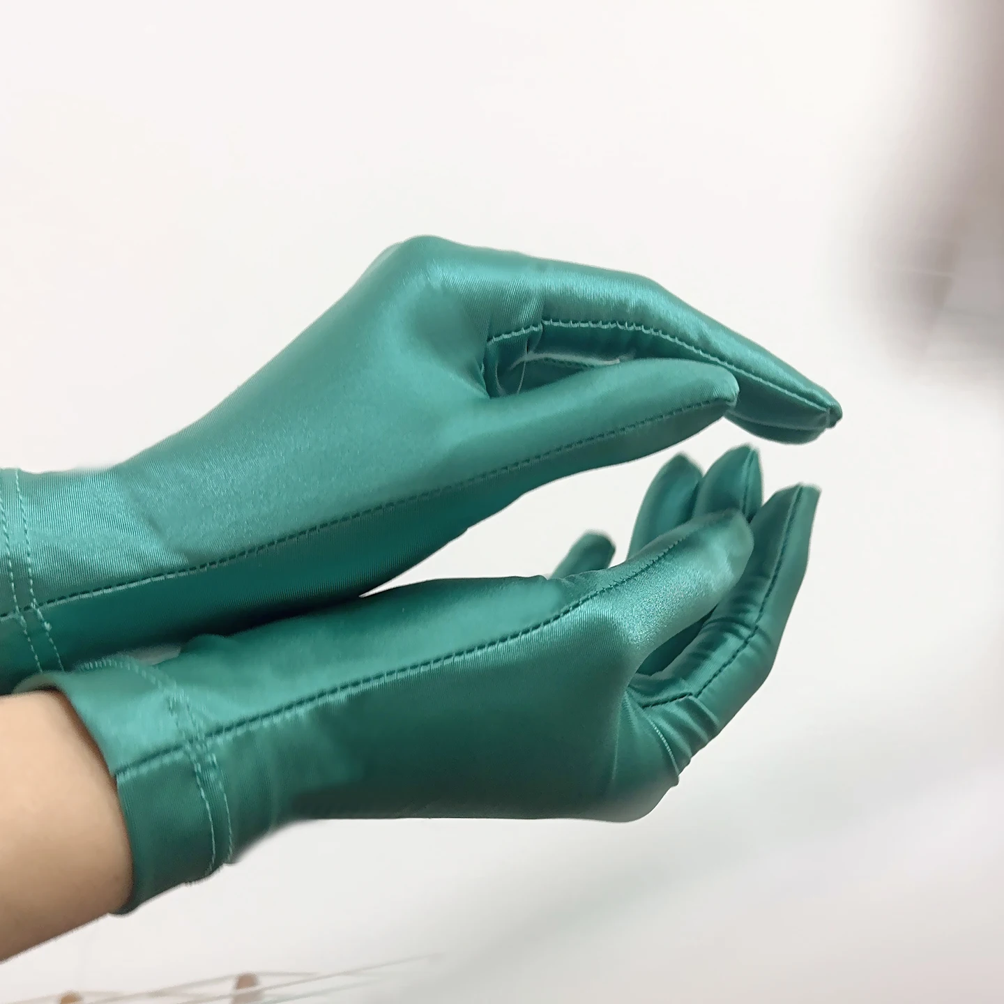 

Elastic Glossy Fingerless Gloves for Women Sexy Shiny Cosplay Role-playing Short Gloves for Dress Jewelry Display