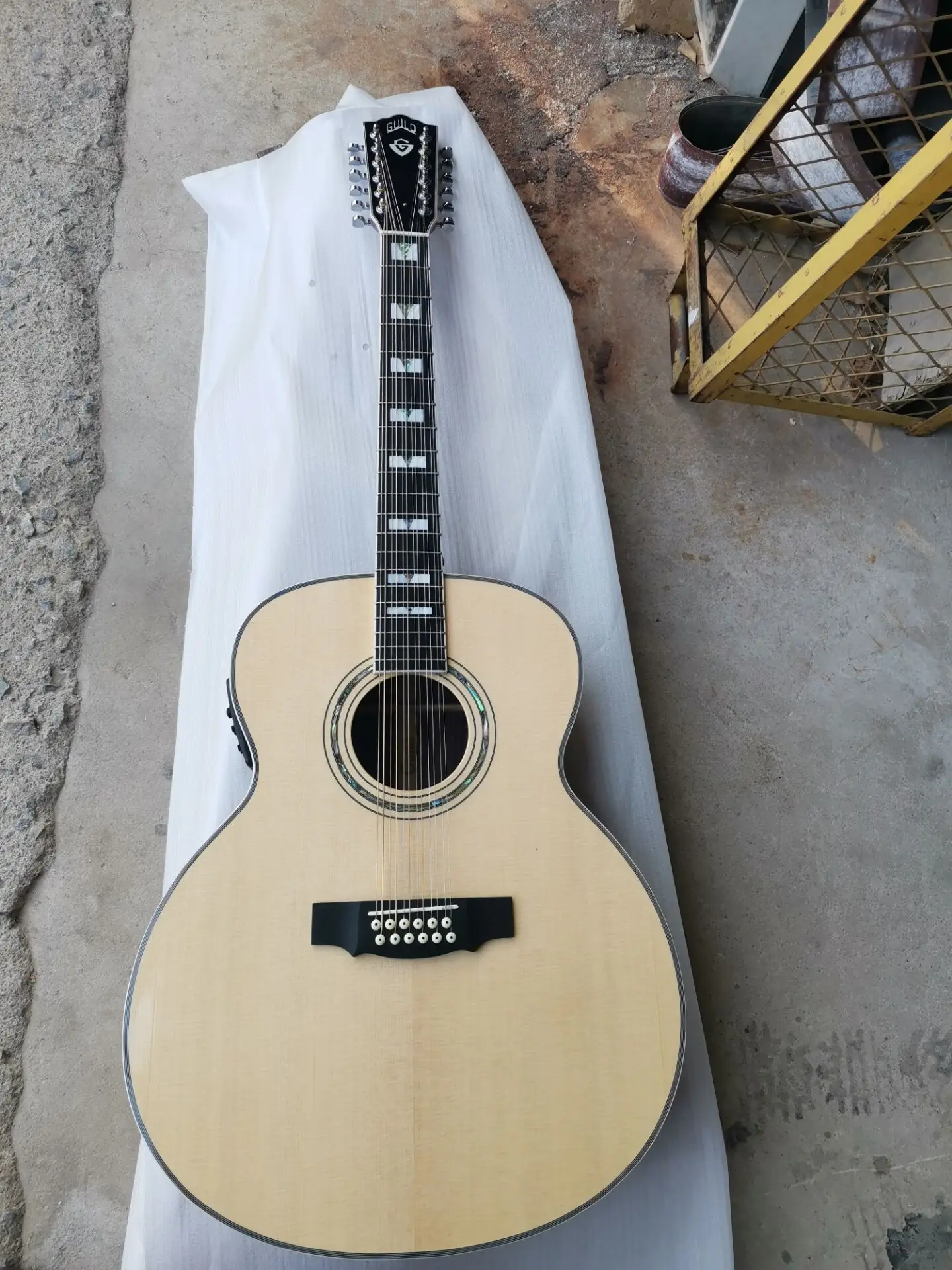 Acoustic Electric Guitar, 12 Strings, F512, Monochromatic, Guild