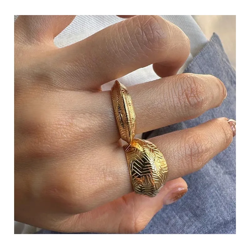 

Bibu Series Curved Ring Winter New Exquisite Retro Rock Texture Three-dimensional Opening Gold-plated