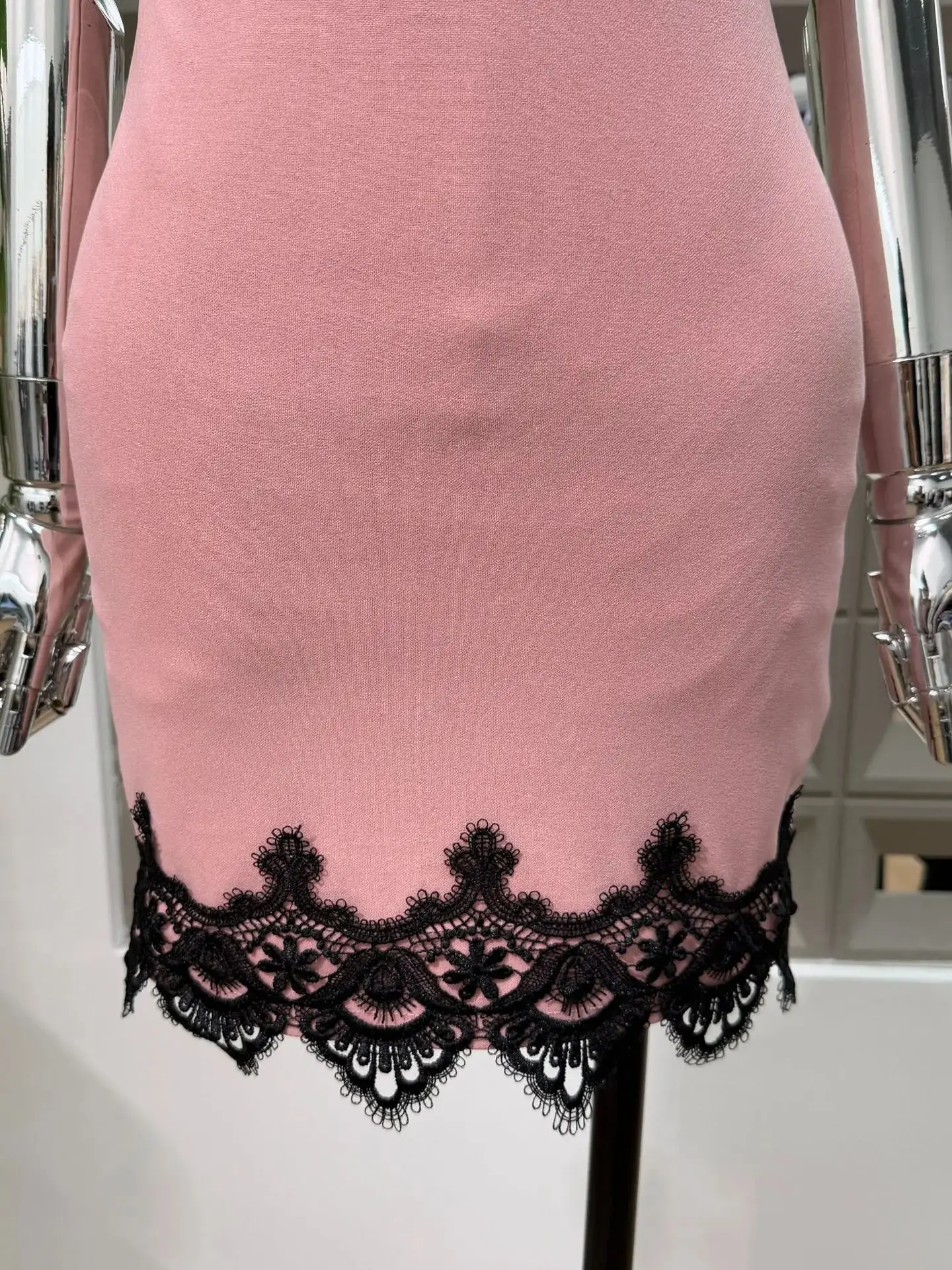 Sexy cinghie di pizzo canotta abiti da donna scollo a V senza maniche a vita alta aderente dolce unico abbigliamento da donna vestito da festa abiti