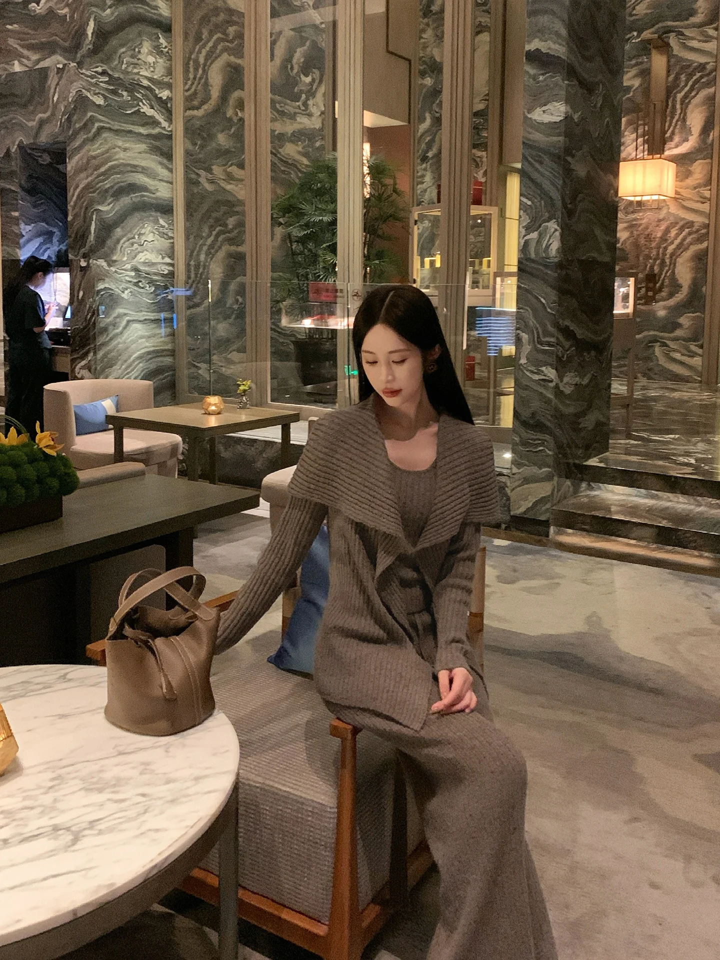 

Женский вязаный кардиган из шерсти с отложным воротником, свободного кроя, кофейного цвета, весенняя новинка, в стиле Lazy Fashion, маленький размер