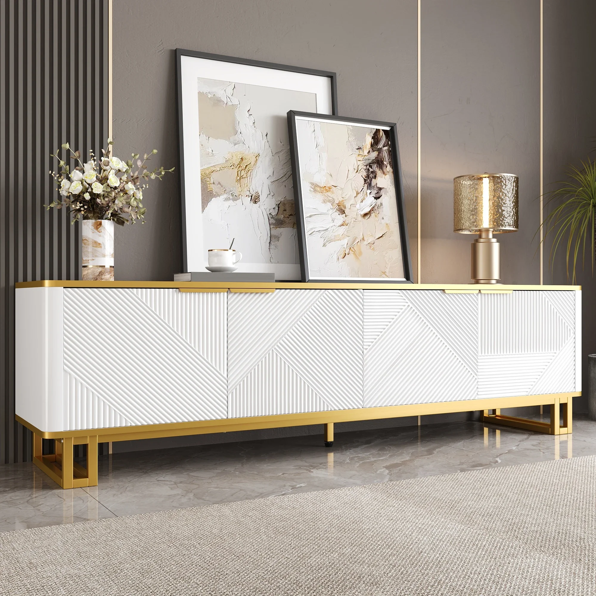 Meuble TV blanc et doré avec motif géométrique, 4 portes, console basse pour salon, rangement ouvert, gestion des câbles, structure métallique robuste.