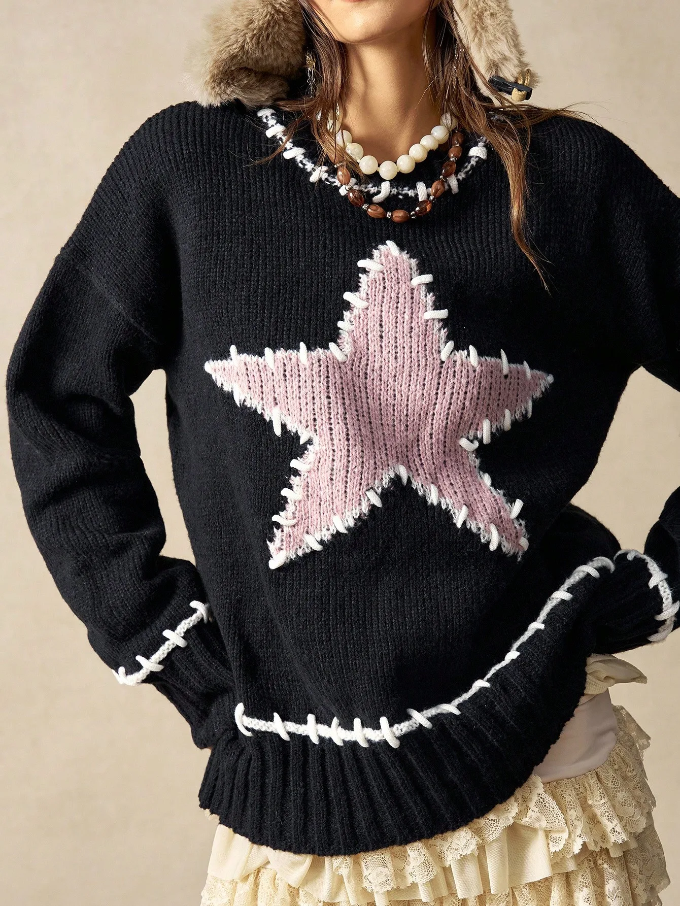 

Винтажный черный вязаный свитер с розовой аппликацией в виде звезды и белой строчкой, свободный крой для осени и зимы