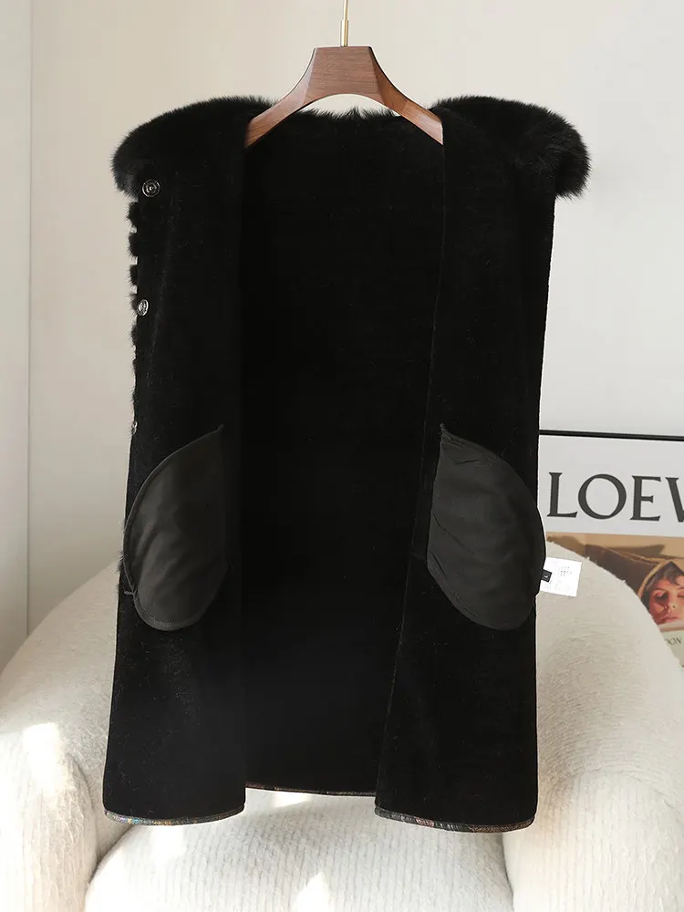 Un cappotto di pelle di pecora di media lunghezza da donna, collo in pelliccia di volpe, pelliccia di visone e pelliccia per mamme anziane