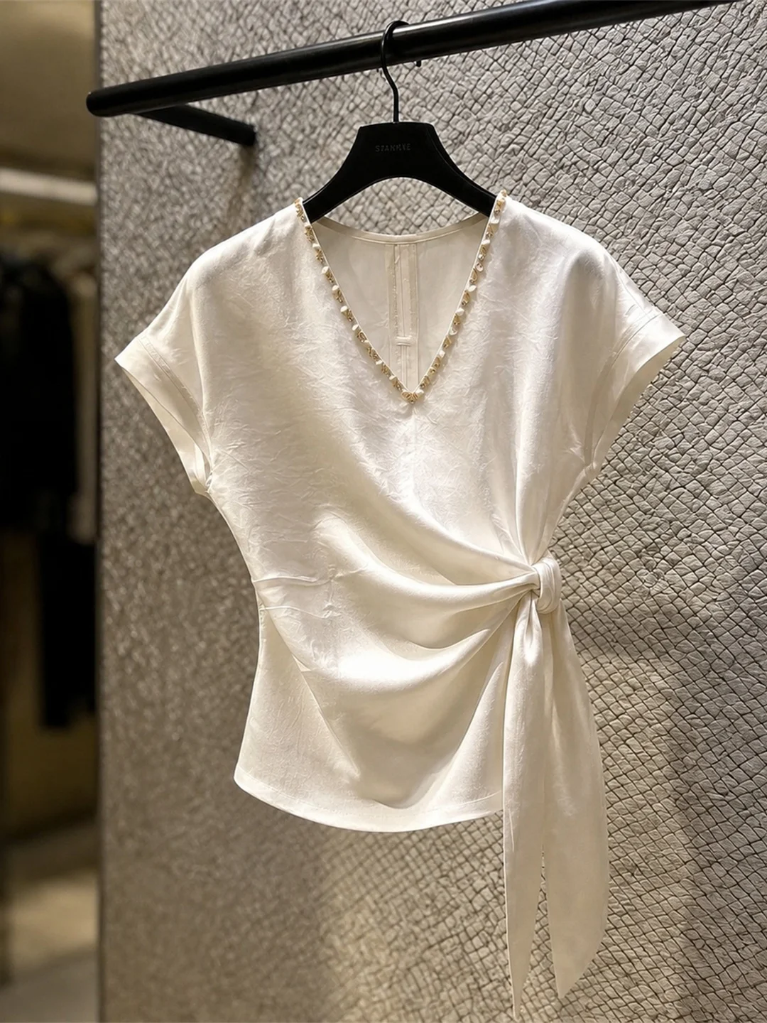 

Elegant V-Neck Short Sleeve Top Skin-Friendly Versatile Summer T-Shirt Women's High-End Sensation Comfortable Base Layer