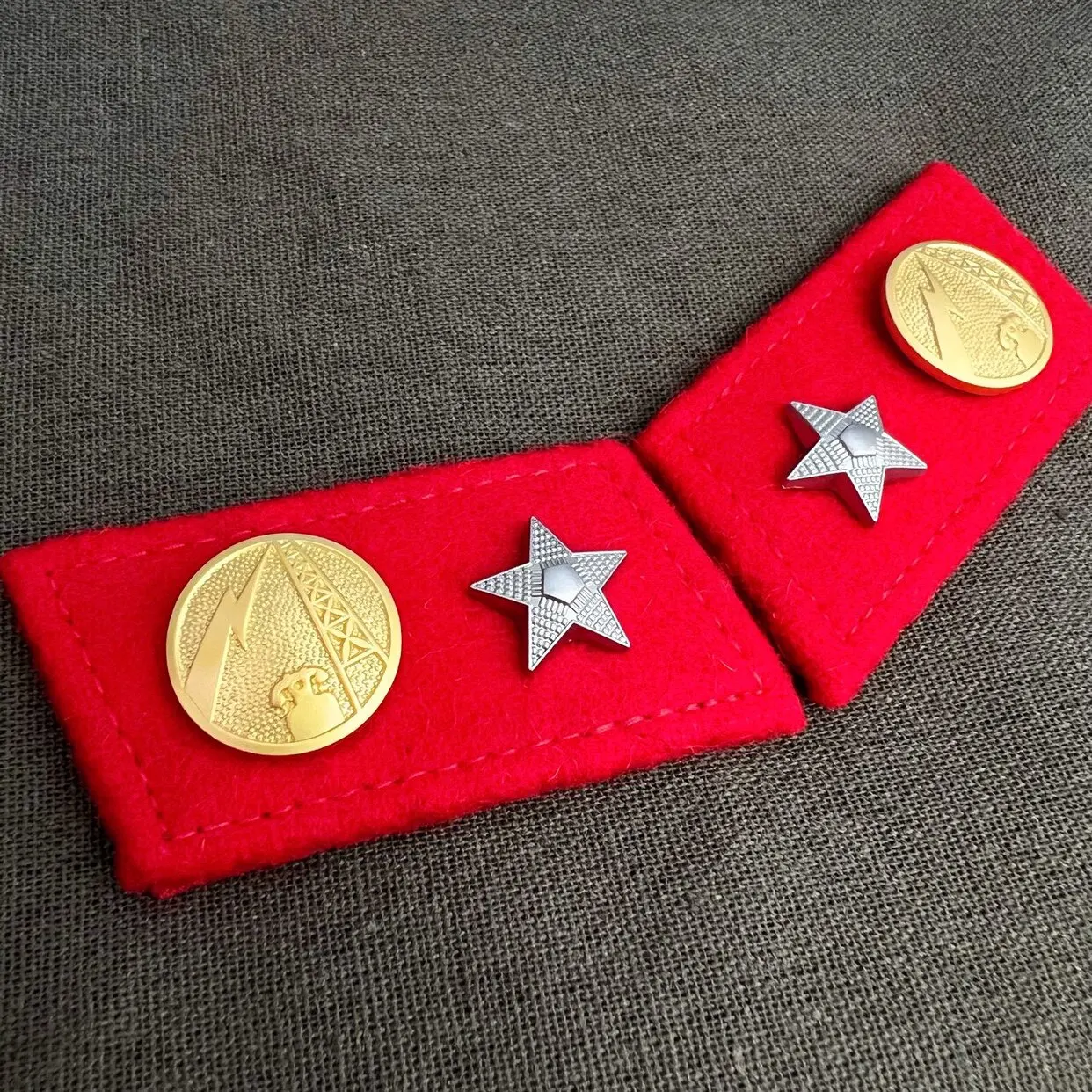 1 Pair Collectible Metal Accessories for Communication Collar Insignia Lapel Pin Uniform Epaulets Film and Television Props
