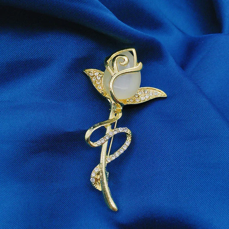 Broche rosa de alta gama, estilo de alta gama de nicho para mujer, broche de tulipán, pin retro, accesorio de hebilla de bufanda de seda