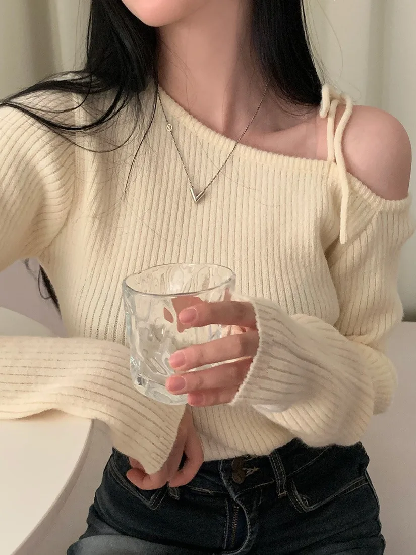 Red Off-Shoulder Belted Sweater Women's Design Sensation  High-End Feeling Top Dongda Gate Autumn Winter New Arrival