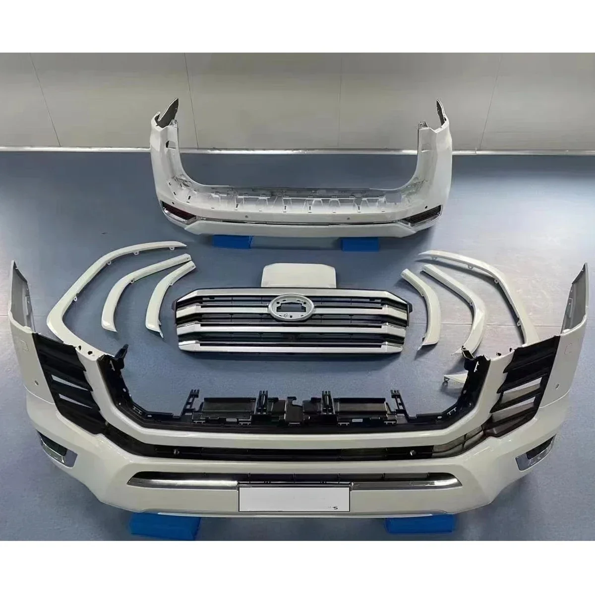 NEW Body Kit for Toyota LC300 VX 2022- Modified to ZX Model, Including Front and Rear Bumper Assemblies.
