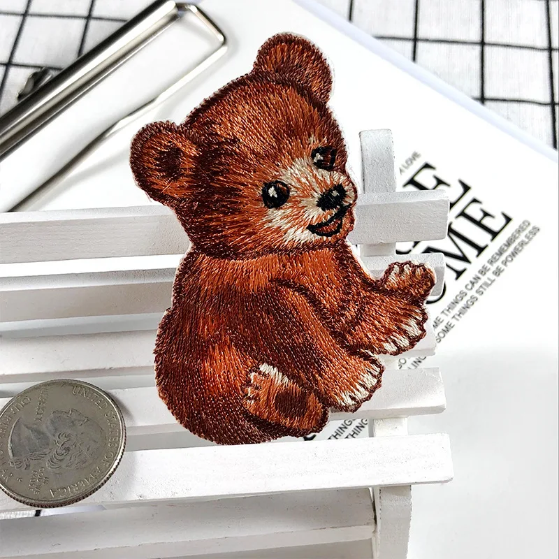 Fine Brown Bear ricamato panno Patch adesivi Decor Cartoon vestiti per bambini Appliques ferro su orsi Parches distintivi fai da te