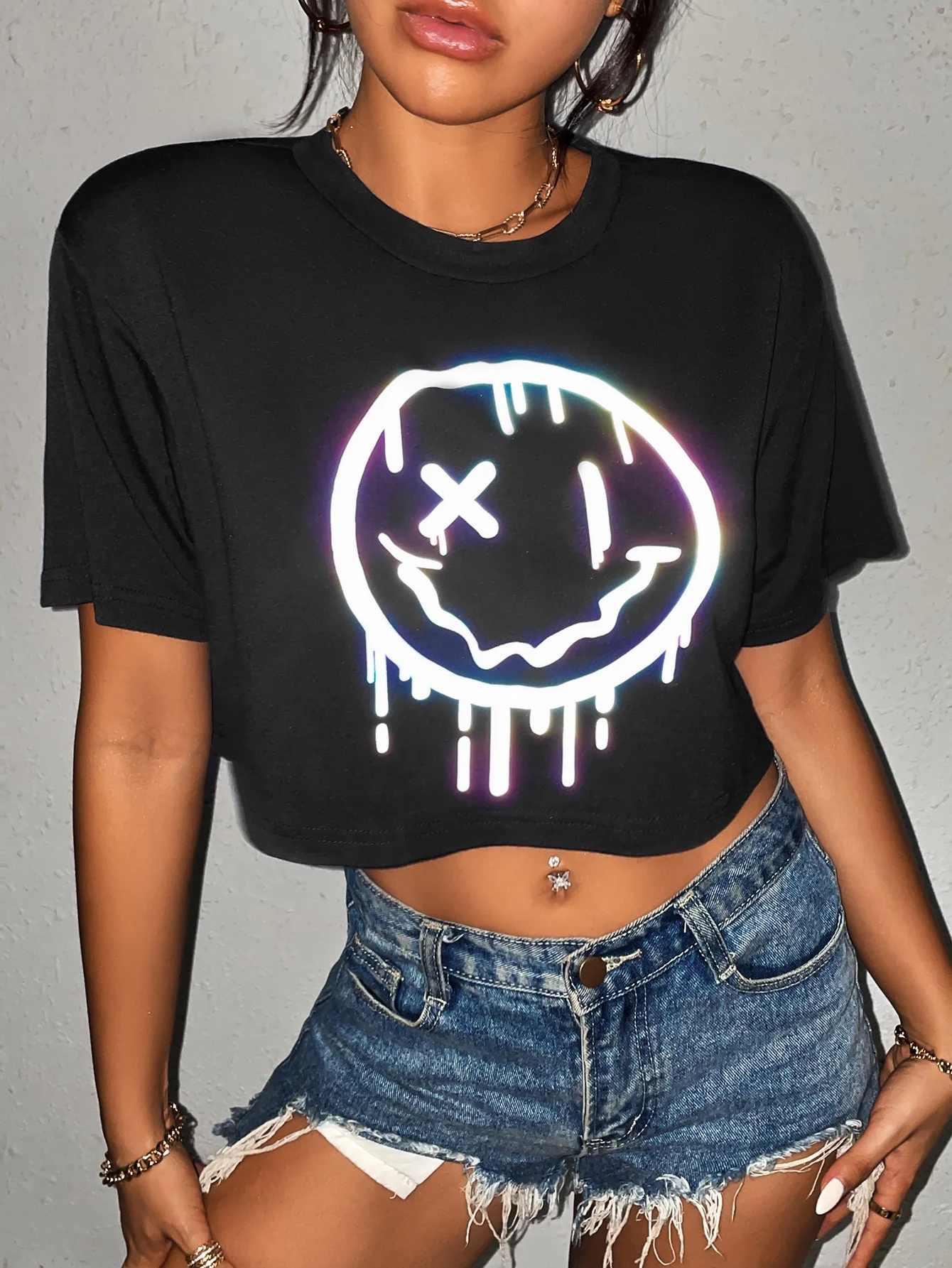 تي شيرت أسود كاجوال بأكمام قصيرة مع نمط وجه مبتسم شيطان صغير لطيف ورقبة محصول