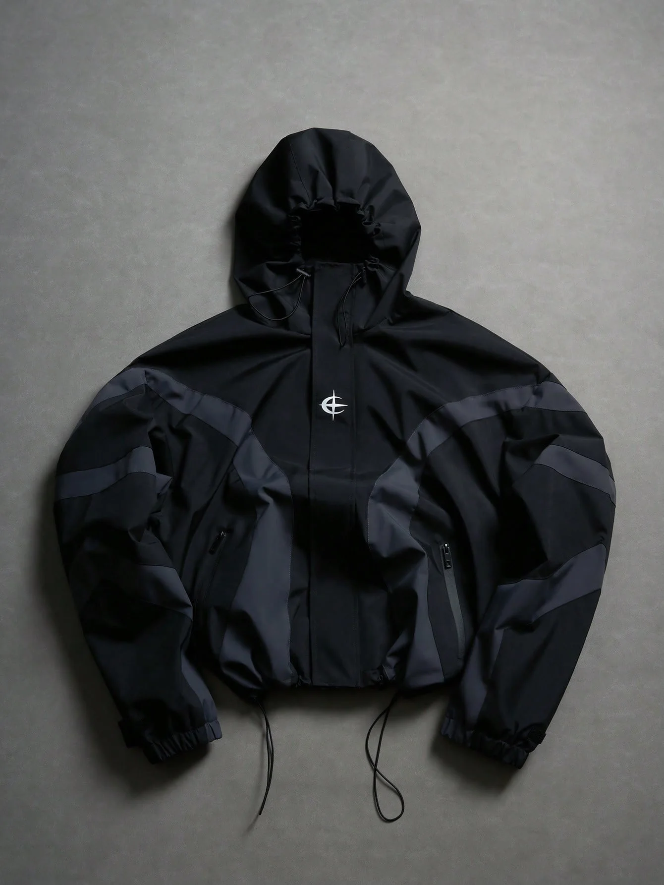 Herren-Windjacke mit Kapuze und Farbblock-Design, aufgedrucktem Logo auf der Brust, verstellbarer Kapuzenkordel und Kordelzug am Saum, elastischen Ärmelbündchen, lockerer, kurzer Schnitt, strapazierfähiges Material, lässige Outdoor-Jacke für Herbst und Winter. – Detail 1