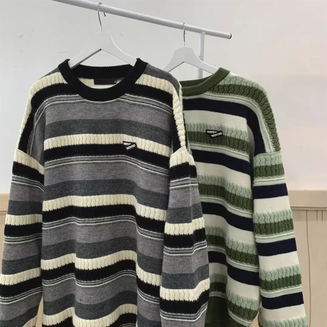 เสื้อกันหนาวลายทางสำหรับผู้ชายเสื้อถักแบบสวมหัวคอกลมแขนยาวเสื้อถักแบบวินเทจทรงหลวมเสื้อผ้าแนวสตรีทให้ความอบอุ่นสำหรับฤดูใบไม้ร่วงและฤดูหนาว