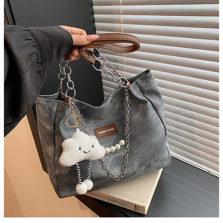 Damen Tie-Dye Denim Schultertasche mit Wolkenanhänger und Perlenkette – Lässige Alltags- und Schultasche für Damen – Detail 21