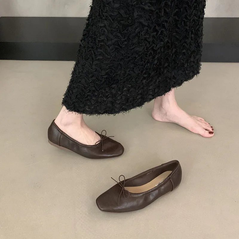 Neu in der Mode: Weiche Damen-Ballerinas mit flachem Absatz, lässige, flache Damenschuhe zum Hineinschlüpfen, mit Schmetterlingsknoten. – Detail 8