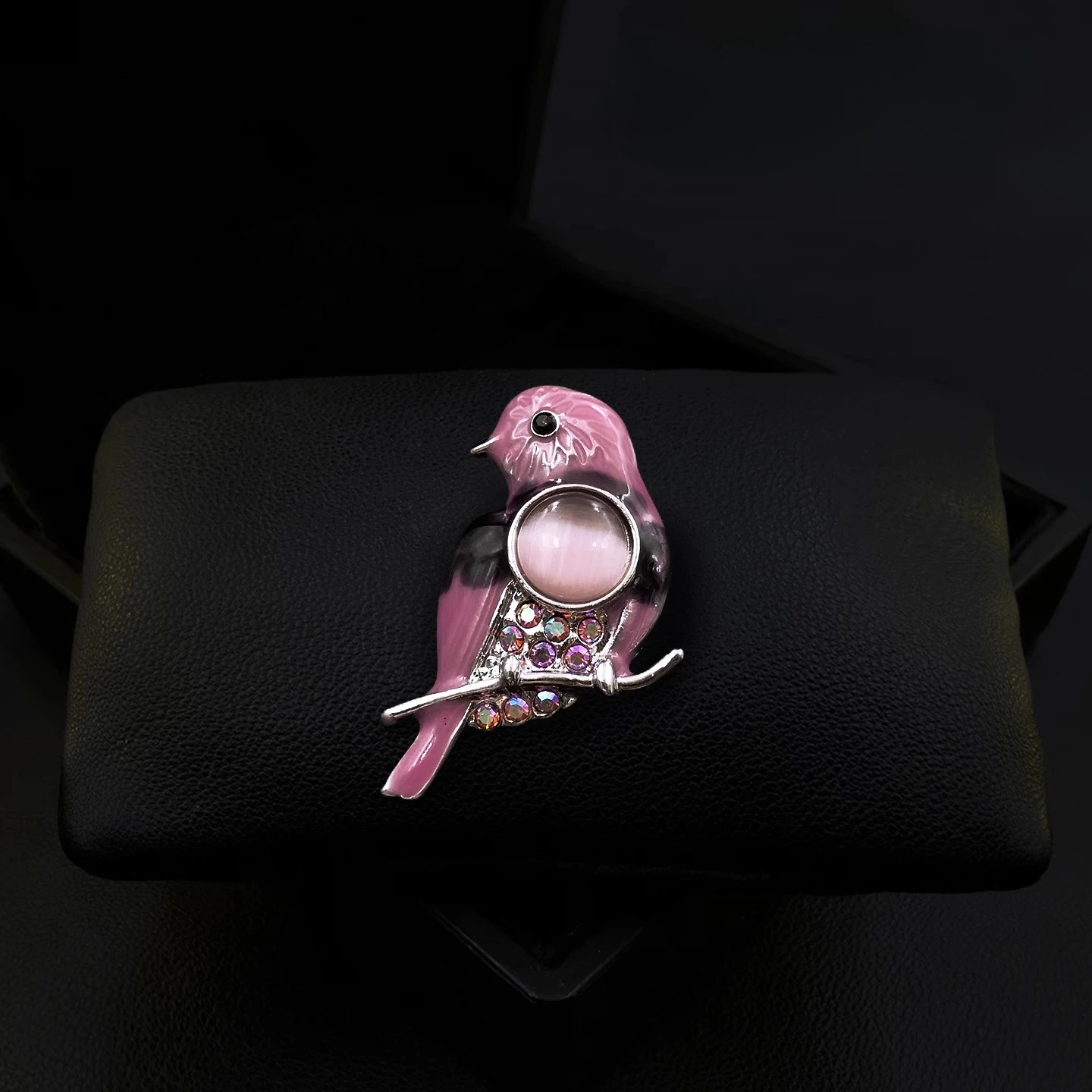 Strong Magnet Enamel Bird Brooch No Sewing Traceless Luxury Green Animal Pin Clip Fixer Vintage Elegant Accessory Jewelry 2117