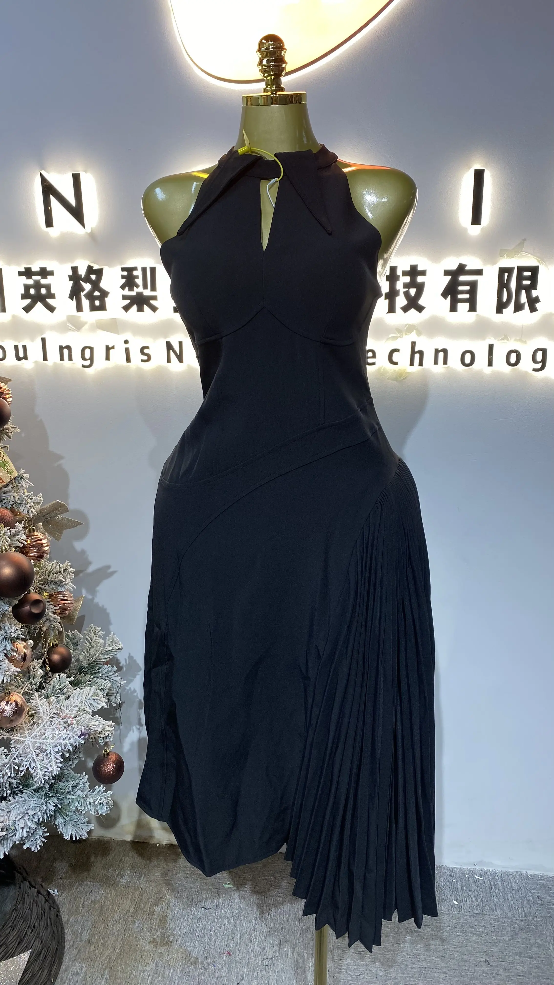 

Новое высококачественное асимметричное плиссированное платье миди с заостренным вырезом, цельным подолом, без рукавов, однотонное - GZXX685