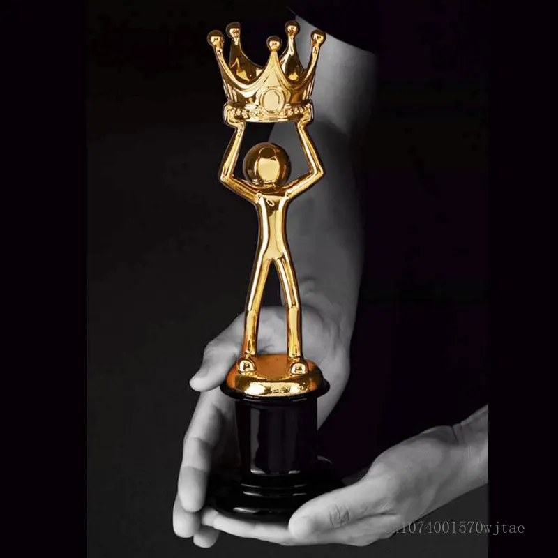 

Creative Character Crown Sculpture, Gold Plated Resin Trophy, Customized Commemorative Engraved Children's Decor, Crystal Trophy