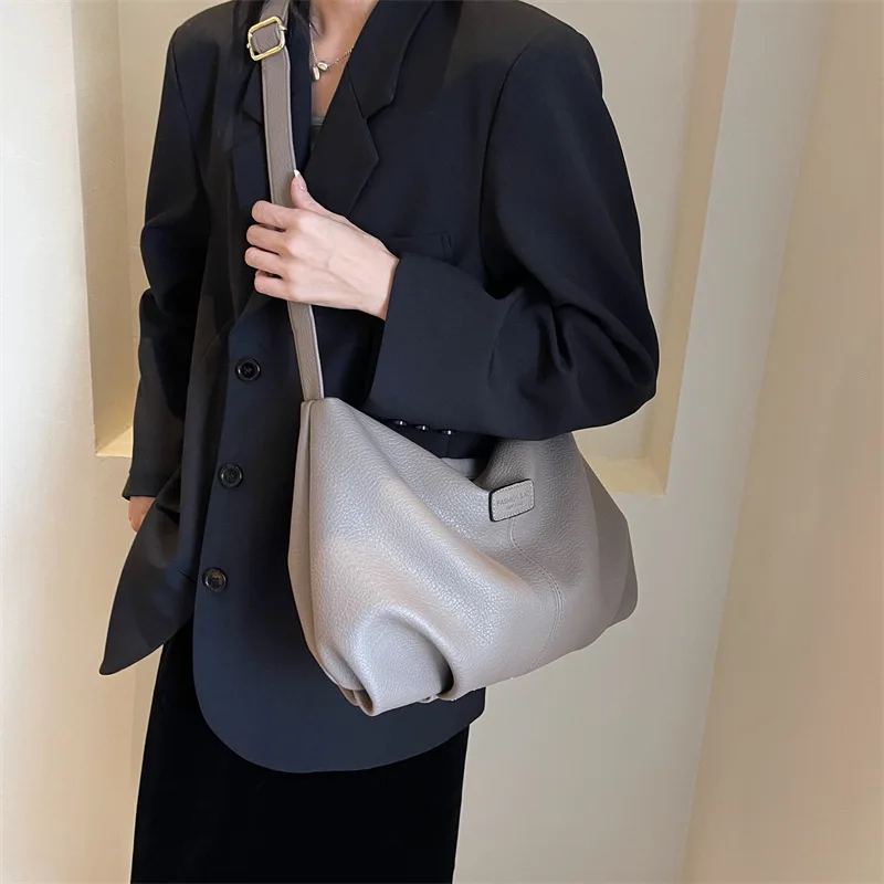 

2025 spring and summer new retro niche women's bags popular fashion fashionable crossbody bag fashion shoulder armpit bags