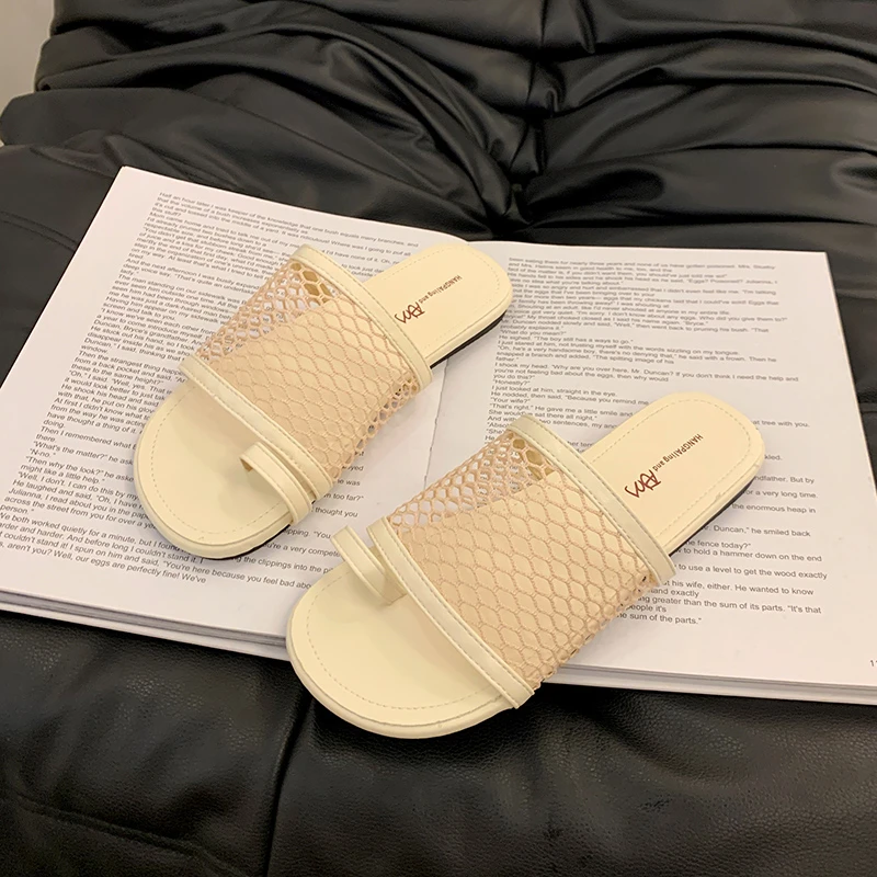 الجوف خارج موضة تو تغطي في الهواء الطلق المرأة أحذية مفتوحة للنساء 2025 جديد الصيف تنفس عادية شقة القاع النعال