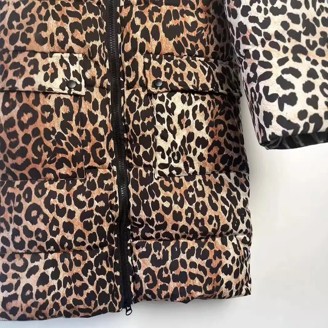 سترة نسائية طويلة مبطنة بالقطن بطبعة جلد الفهد على الطراز الأوروبي الأمريكي تصميم شتوي مناسب تمامًا