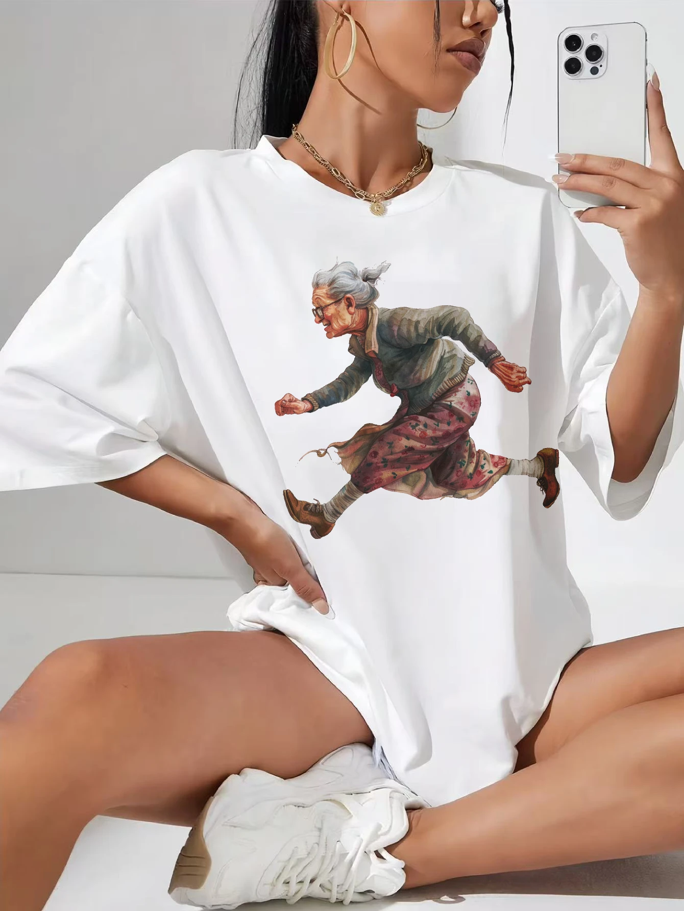 

Стильная белая свободная футболка Quirky-Whimsical-Crazy-Grandma-Clipart идеально подходит для летней одежды для беременных после беременных