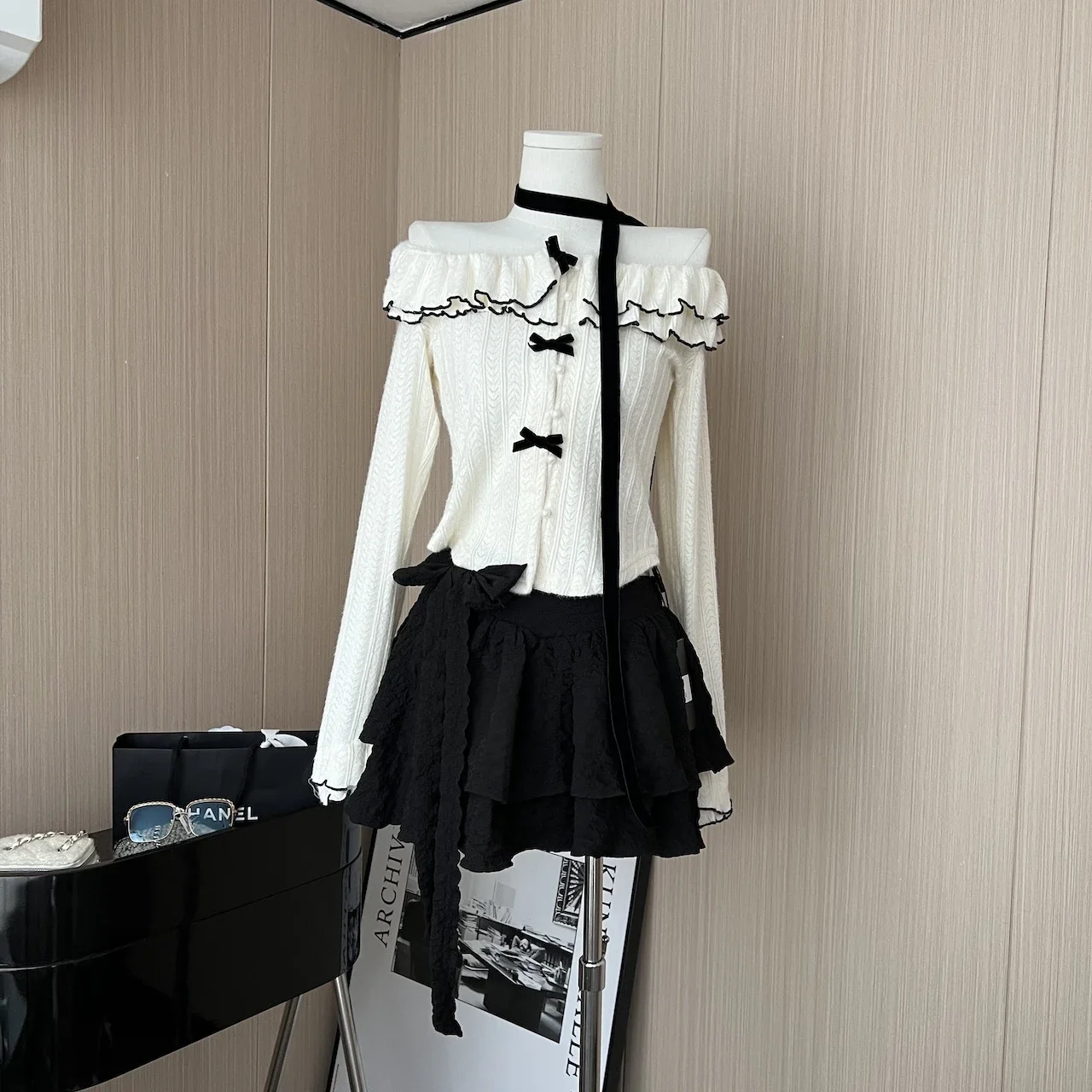 

Новинка 2024, модный элегантный утягивающий кружевной топ с высокой талией и короткая юбка на раннюю осень