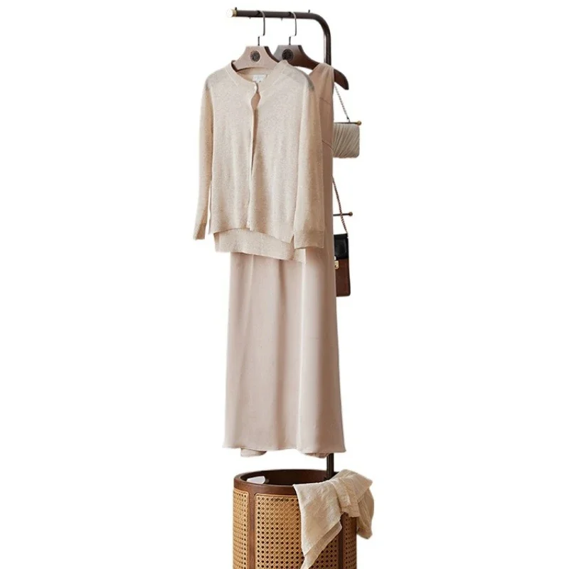 Bedroom, bedside clothes, second net hanger, floor hanging hanger, does not take up space, entrance door mobile coat rack