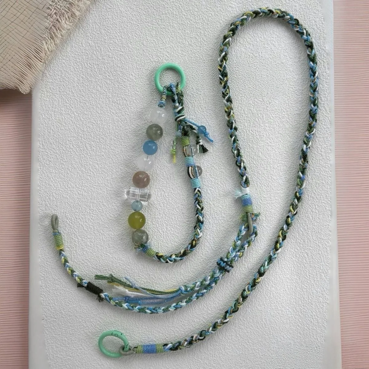 cordao-de-pulso-trancado-artesanal-para-celular-serie-verde-e-azul-tres-dobras-alca-de-pescoco-transversal-presente-criat