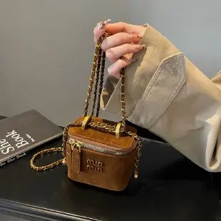 

Новинка 2023 года, мини-матовая сумка-коробка для женщин, шикарный ремень через плечо с цепочкой, компактный универсальный кошелек, гладкий и портативный ​