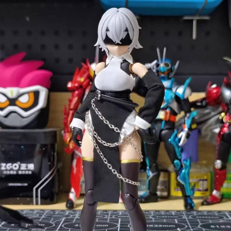 1/12 Skala Kolorowy top z odkrytymi ramionami Czarna półspódnica z łańcuszkiem w talii Kobieta żołnierz Garnitur Pasuje do 6-calowej figurki akcji BJD Tryb zabawek