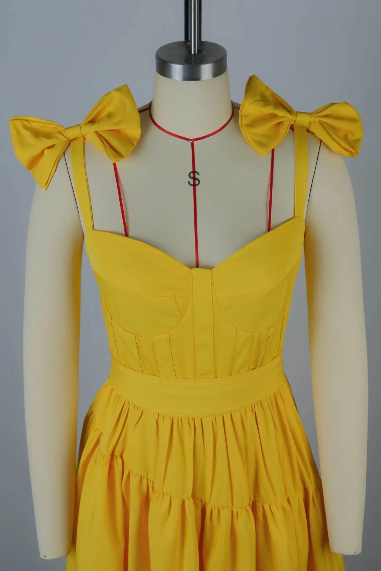 Sorella Star Fashion Sexy Bow Halter Scollo a V Abito con volant Temperamento all'ingrosso Pendolari Vacanza Abiti da gita all'aperto