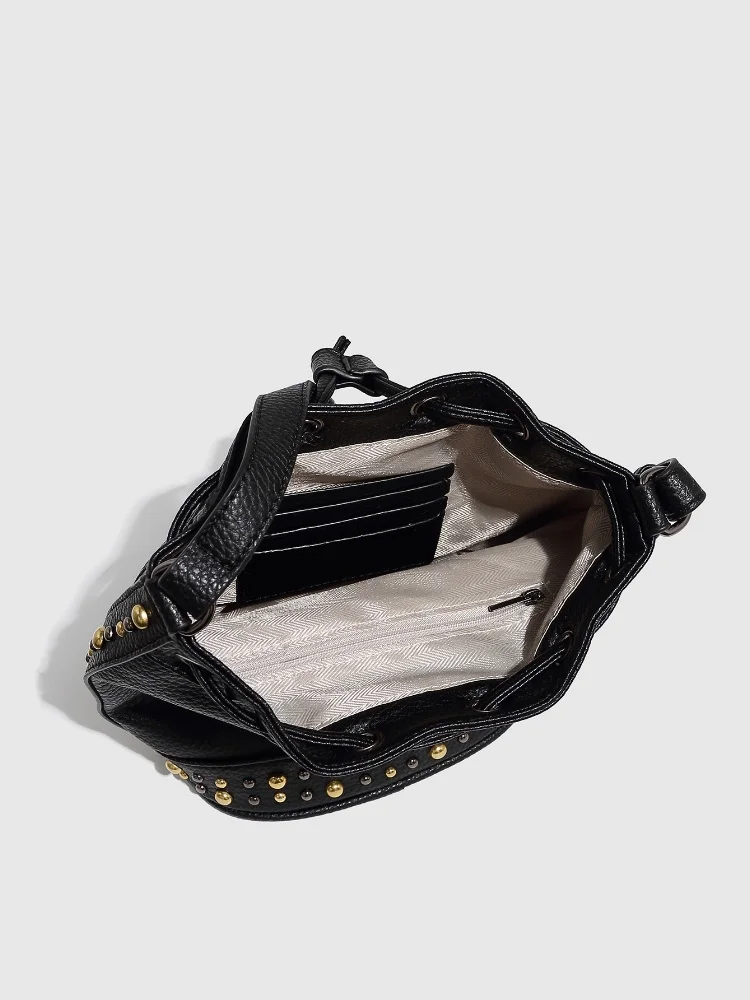 2025, neue Punk-Stil, schwarze Achseltasche für Damen, Retro-Nieten, PU-Leder, Schulter-Umhängetasche, herzförmige Kordelzug-Eimertasche