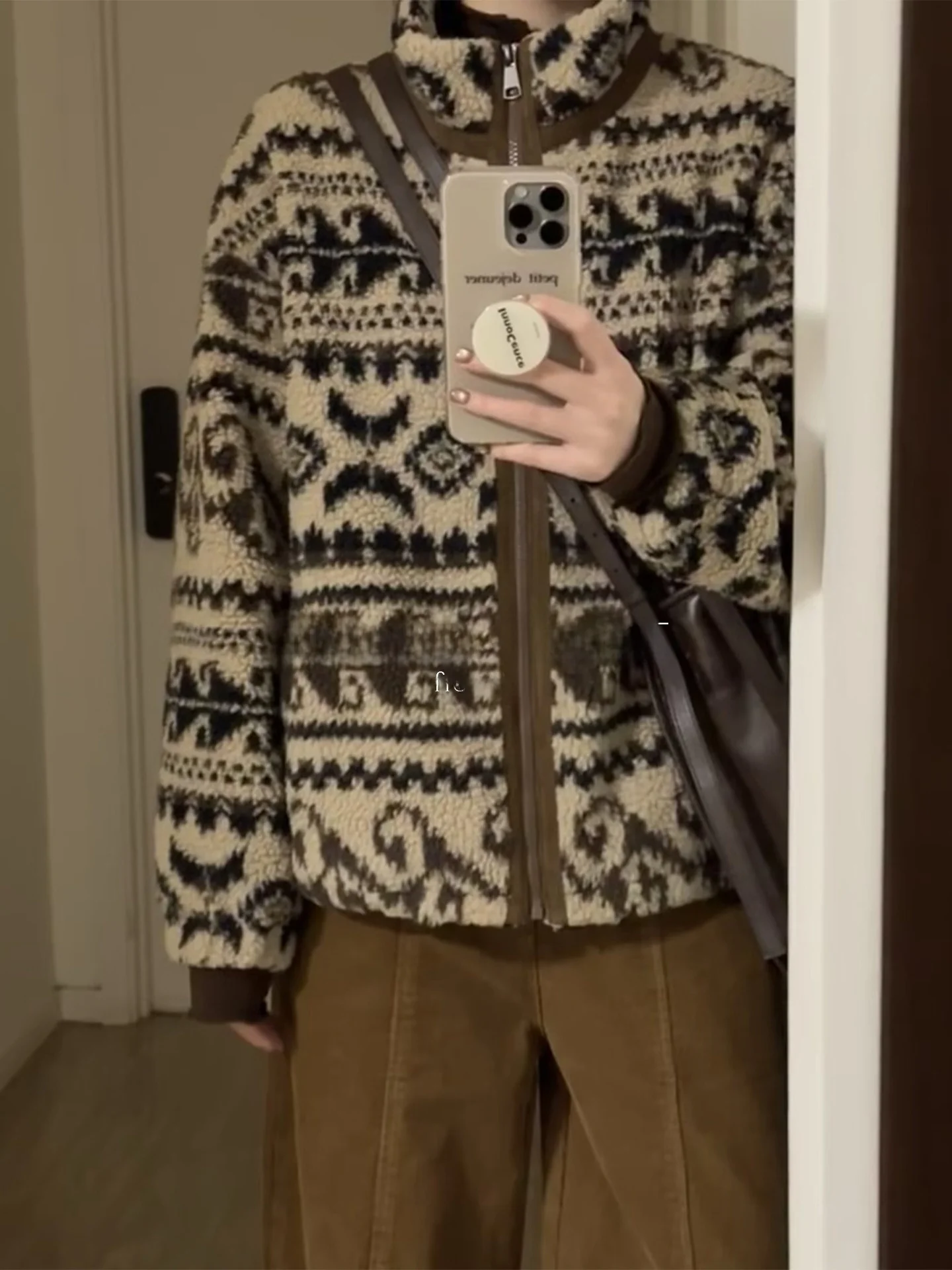 

Женская зимняя куртка Rouje Kefss с коротким утолщенным воротником-стойкой, из искусственного меха норки, с интегрированной кожаной и меховой отделкой