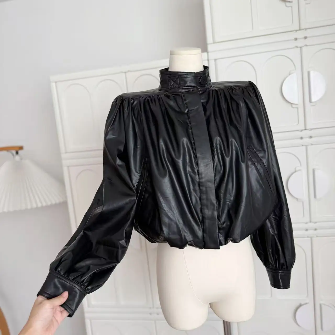 レディース春秋ハーフハイカラー長袖PUレザープリーツヘムショートジャケットレディースストリートウェアシングルブレストアウター