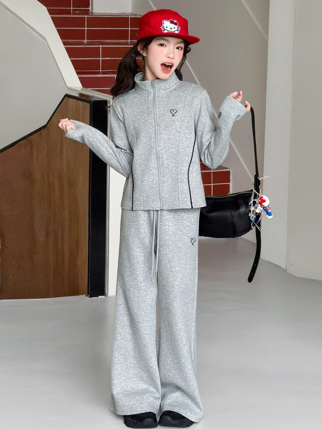 tenue-de-printemps-pour-filles-2026-ensemble-deux-pieces-decontracte-a-la-mode-design-cœur-brode-style-printemps-automne-vetements-pour-enfants