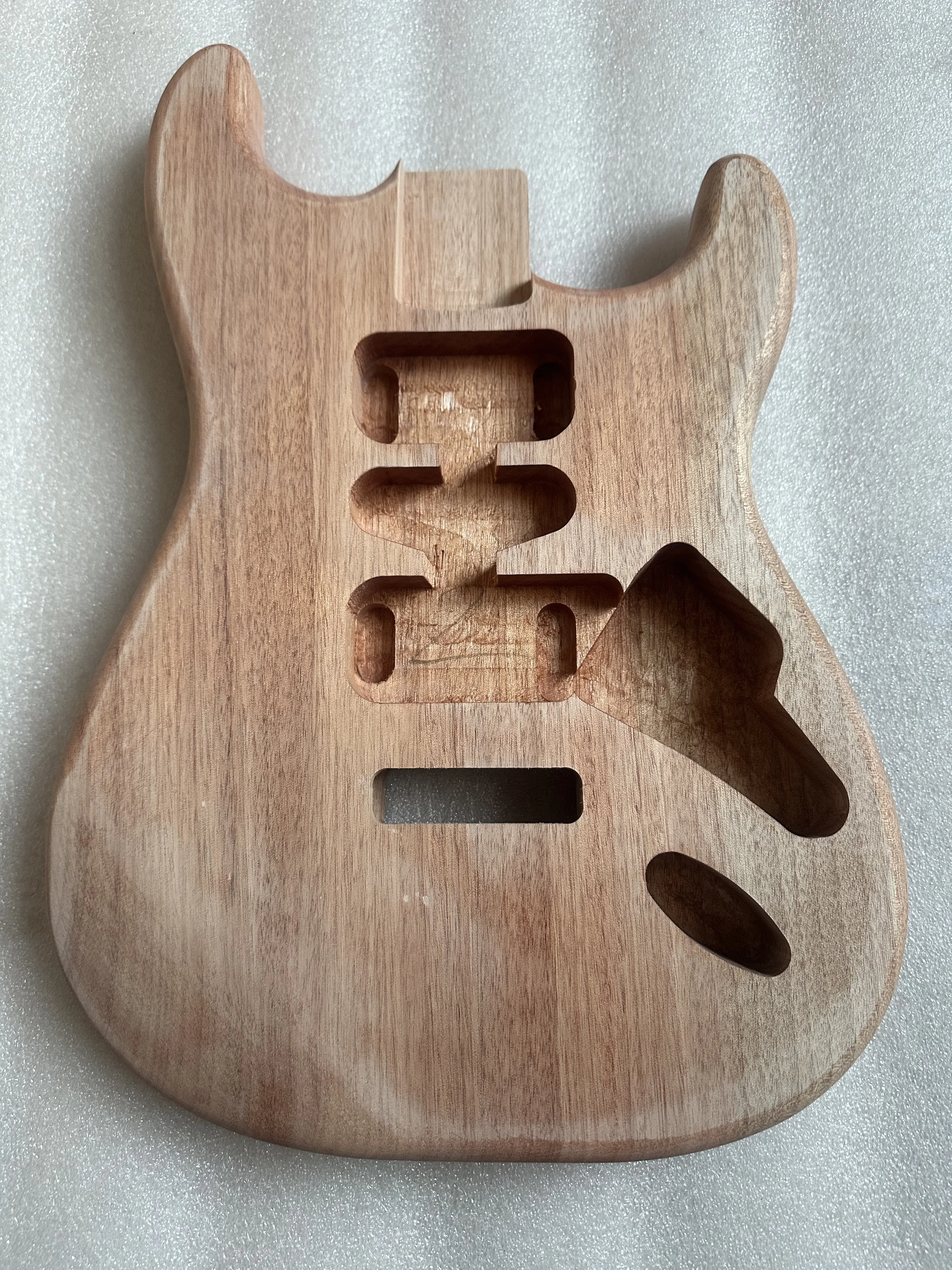 corps-de-guitare-electrique-st-inacheve-bois-d'acajou-piece-luthier-diy-largeur-de-poche-56cm-haute-qualite-inacheve-tout-neuf