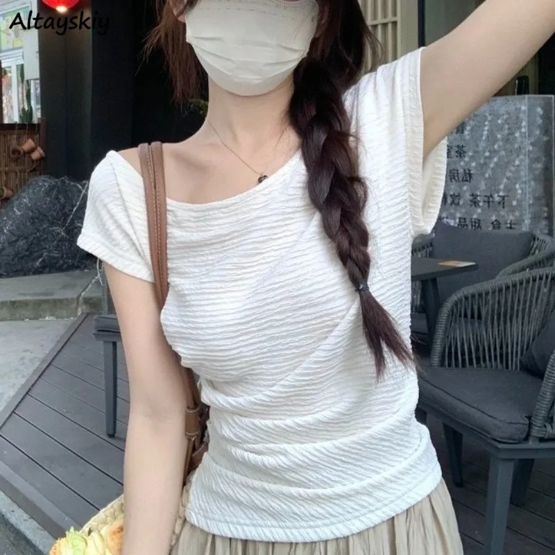 

Женские футболки с косым вырезом, нишевый дизайн, мягкие белые топы, летние универсальные топы с короткими рукавами для молодых девушек, студентов, корейский стиль