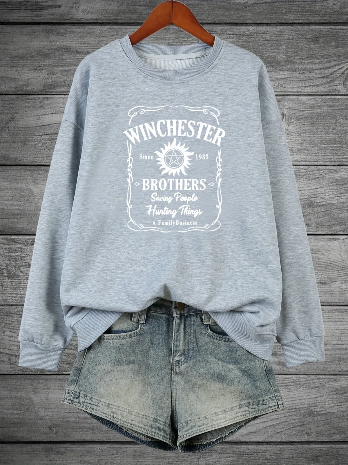 Damska bluza z kapturem z nadrukiem graficznym i sloganami, wygodna bluza wkładana przez głowę z okrągłym dekoltem, odpowiednia na prezenty świąteczne, styl gotycki.