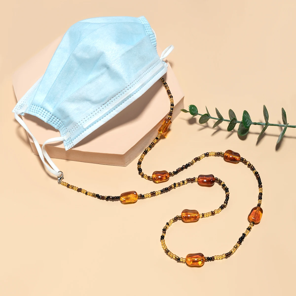 Die Retro-Brillenkette in Bernsteinfarbe ist ein modisches Accessoire für Damen und Herren. Es verfügt über eine Anti-Rutsch-Funktion und eine Gesichtsschutzfunktion. – Detail 2