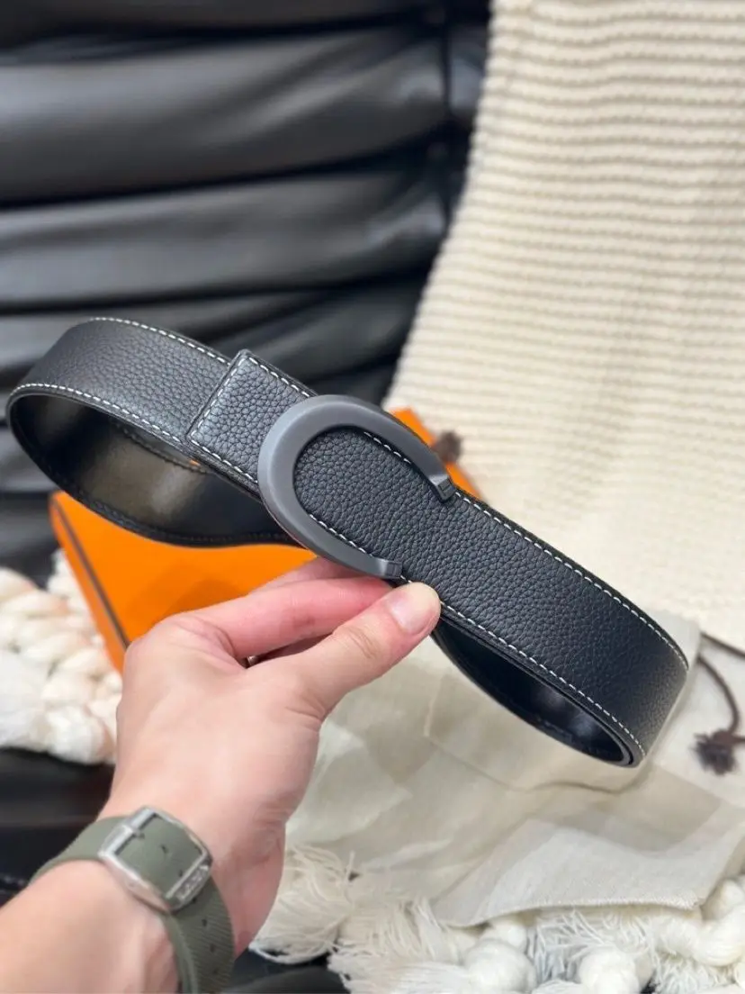Black Pebble Grain Reversible Waist Belt Unisex Leather Belt Matte C Shaped Buckle With White Contrast Stitching