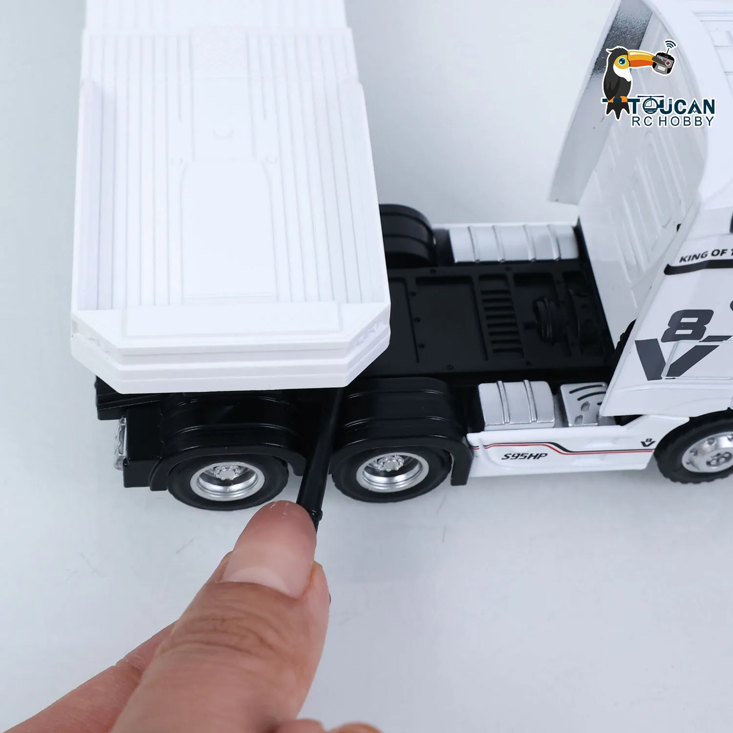 Auf Lager 9900 RTR HUINA 1/64 Ferngesteuerter Traktor-LKW mit 3-Achs-Sattelauflieger, Lichtern, Soundeffekten und Manuellen Stützbeinen – Detail 29