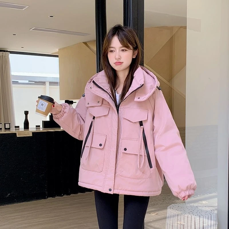 

2025 женская короткая куртка-пуховик, зимнее хлопковое пальто с капюшоном, повседневная свободная верхняя одежда на подкладке из искусственного меха, модный корейский стиль