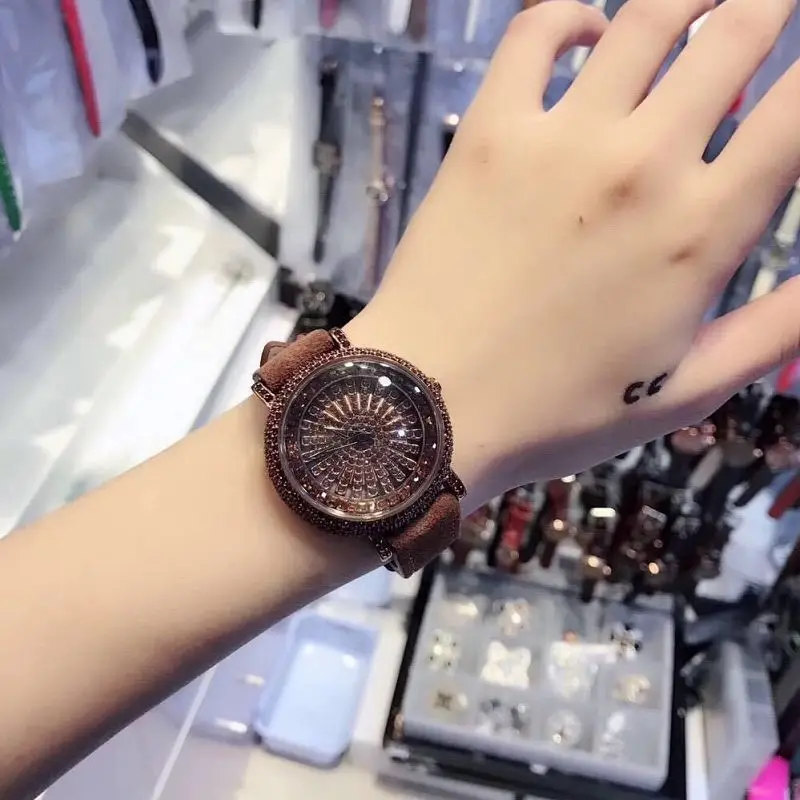 2025 Nuevo reloj esmerilado marrón caramelo de moda: reloj de cuarzo resistente al agua con tachuelas de diamantes giratorio