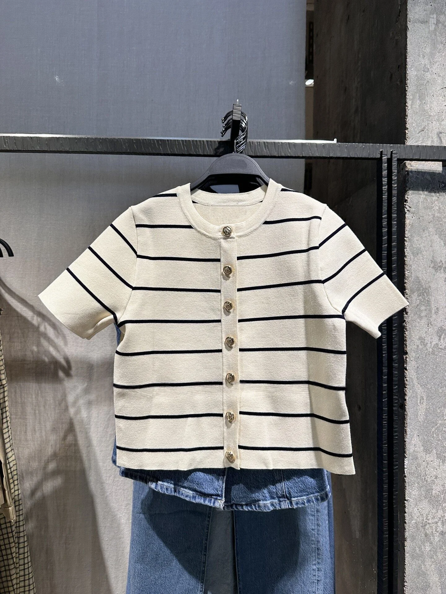 

Новая женская вязаная куртка 2026 года в деловом стиле с круглым вырезом и одной застежкой, а также юбка А-силуэта с высокой талией и эластичным поясом