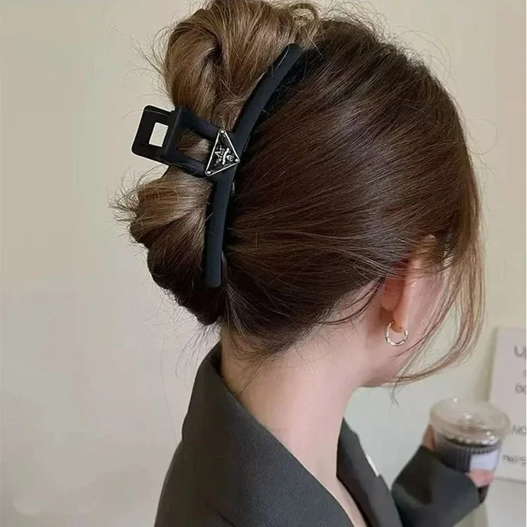 

2025 Premium Matte Black Hair Grab Clip, Simple P Home Triangle Hollywood Big Name Light Luxury, Showing Hair Volume Shark Clip